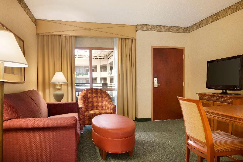 스위트 킹사이즈 침대, Embassy Suites Lincoln