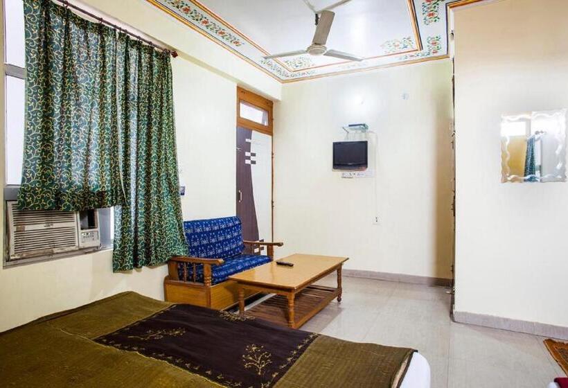 اتاق ساده سه‌ نفره, New City Inn