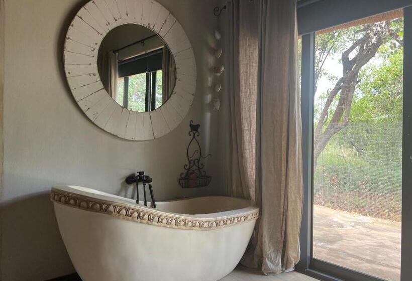 اتاق لوکس, Simba Safaris African Pride Exotic Lodge
