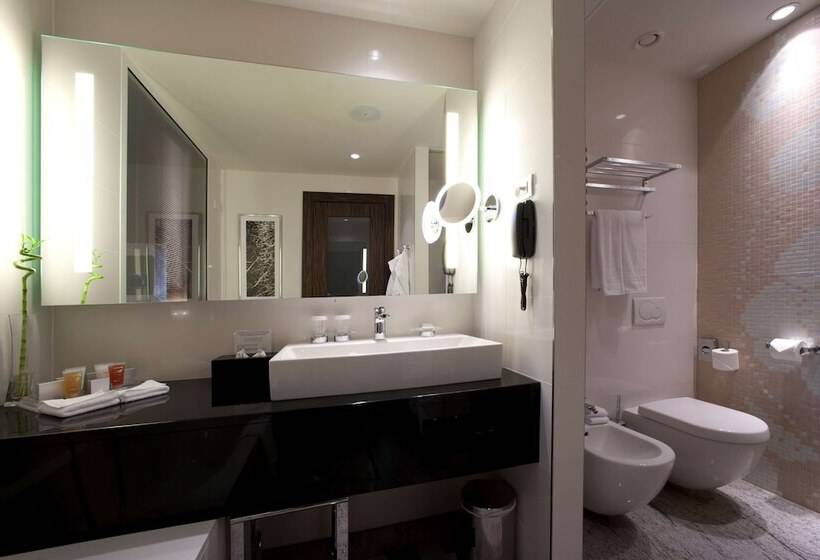 اتاق لوکس با چشم‌انداز دریا, Kempinski Palace Portorož