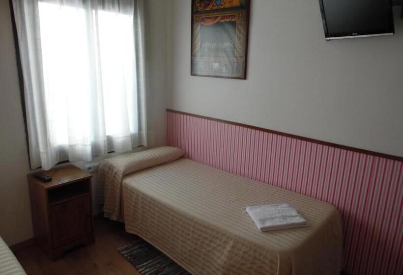 اتاق استاندارد سه نفره, Hostal La Lluna