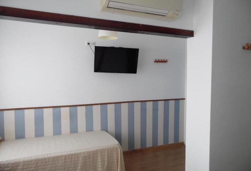 Номер Стандарт Трехместный, Hostal La Lluna