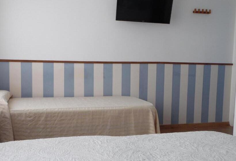 Номер Стандарт Трехместный, Hostal La Lluna