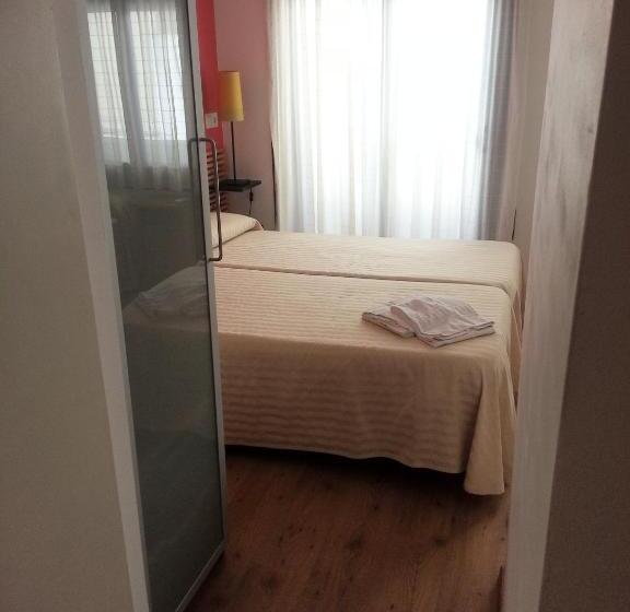 اتاق استاندارد چهار تخته, Hostal La Lluna