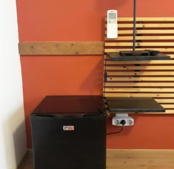اتاق استاندارد چهار تخته, Hostal La Lluna