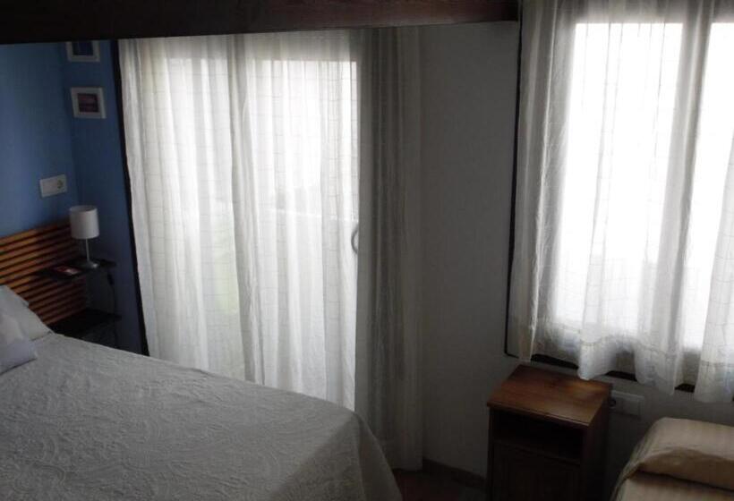 اتاق استاندارد سه نفره, Hostal La Lluna