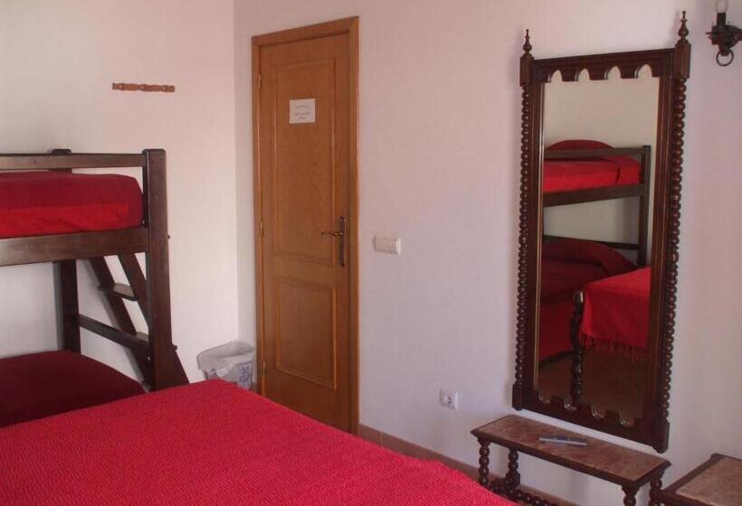 חדר סטנדרט לארבעה, Dinas Guesthouse