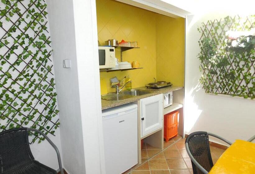 חדר לארבעה סטנדרטי עם מרפסת, Dinas Guesthouse