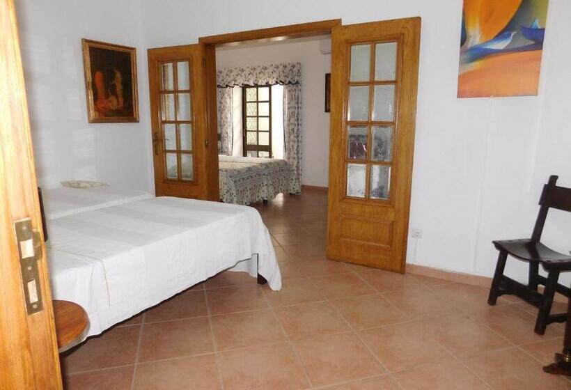 חדר לארבעה סטנדרטי עם מרפסת, Dinas Guesthouse
