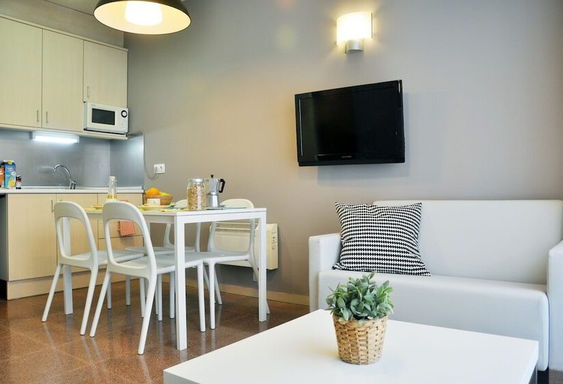 ファミリーステューディオ, Residencia Universitaria Blas De Otero