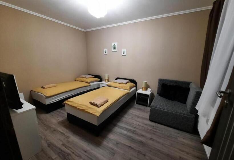Suite, Borostyán Panzió