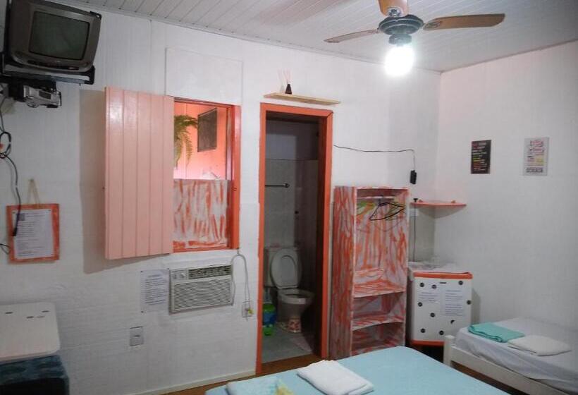 اتاق استاندارد سه نفره, Shark Tubarao Suites Central Area