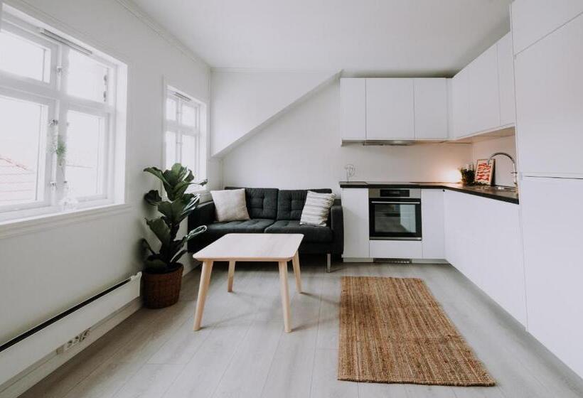 דירה בת חדר שינה 1 עם מרפסת, Bergen Beds   Serviced Apartments In The City Center