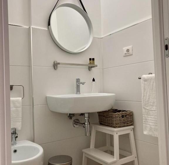 Номер Deluxe, Unni