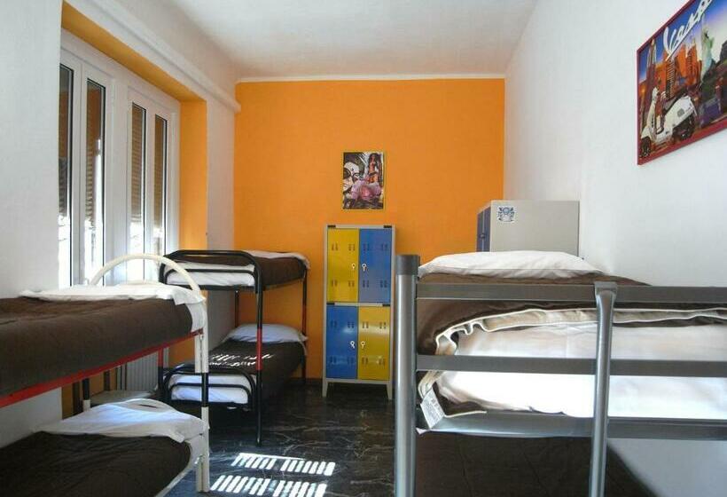 اتاق استاندارد با سرویس بهداشتی مشترک, Ostello California  Hostel