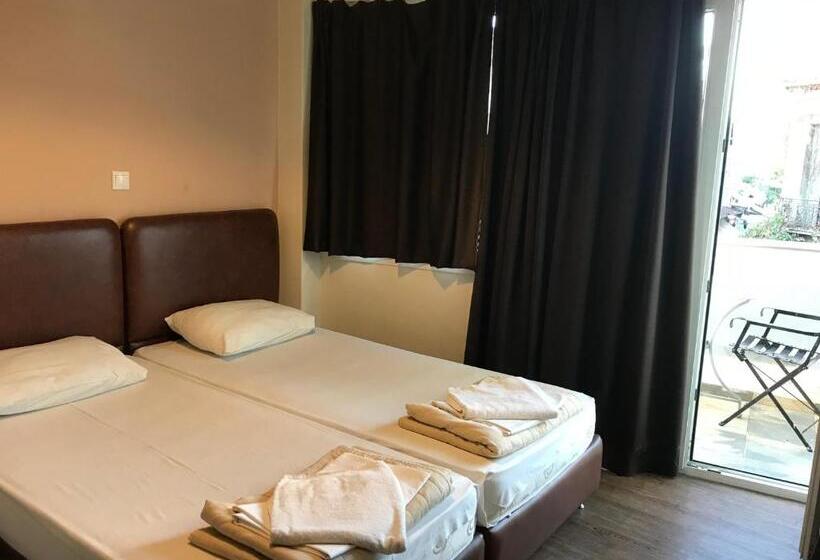 Номер Стандарт с Балконом, Pella Inn Hostel