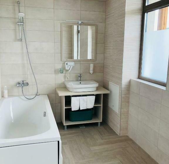 اتاق استاندارد سه نفره, Sim House