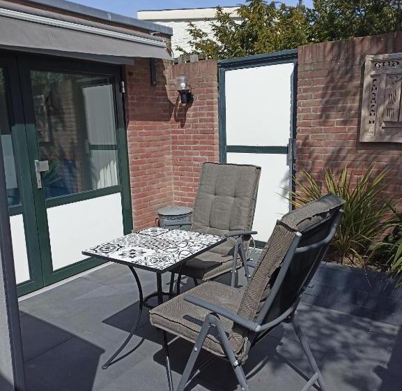 Quarto Economy, Little Beach Place