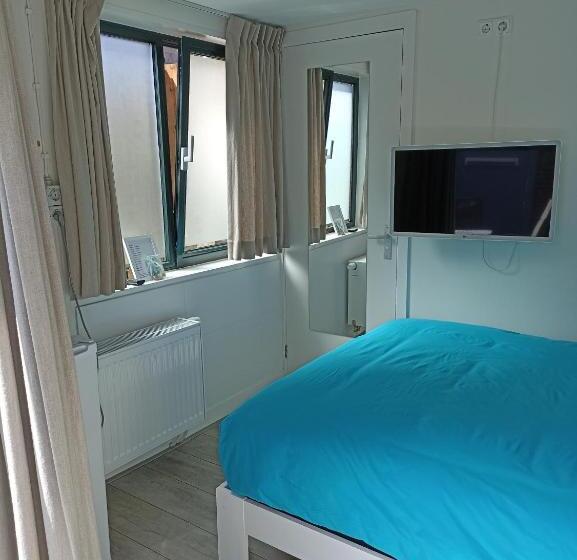 Quarto Economy, Little Beach Place