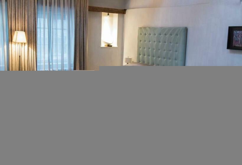 سوییت پرستیژ, Le Place D Armes   Relais & Châteaux