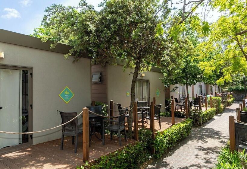 بانگلوی سوپریور, Hu Roma Camping In Town