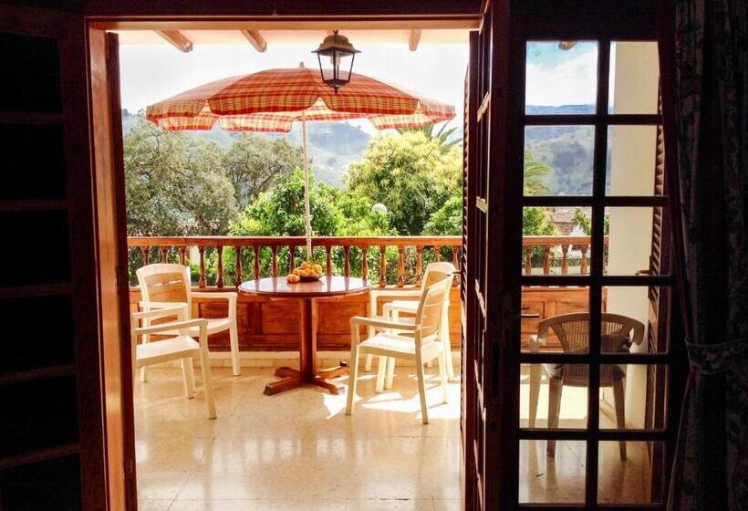 Четырехместный номер эконом класса с общей ванной комнатой, Villa Santini