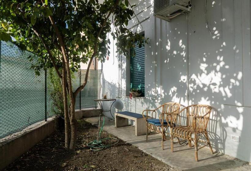 سوییت با چشم‌انداز باغ, La Casa Di Alvy