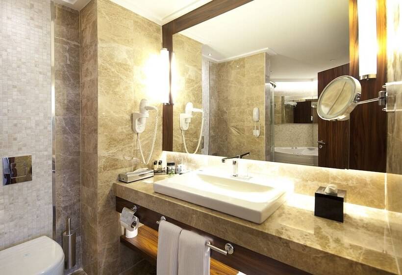 מיטת קינג בסוויטה, Ikbal Thermal Hotel & Spa Afyon