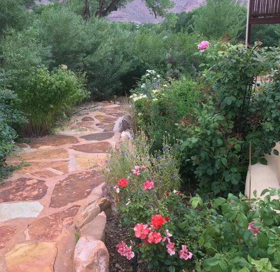 اتاق سوپریور, Red Moon Lodge