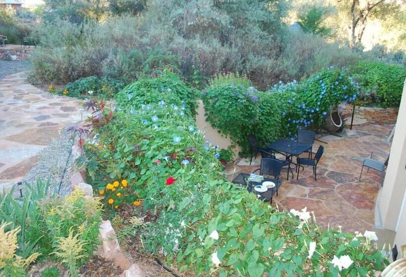 اتاق خانوادگی, Red Moon Lodge