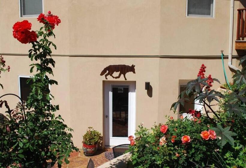 اتاق لوکس, Red Moon Lodge