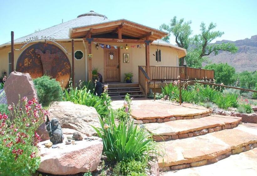 اتاق لوکس, Red Moon Lodge