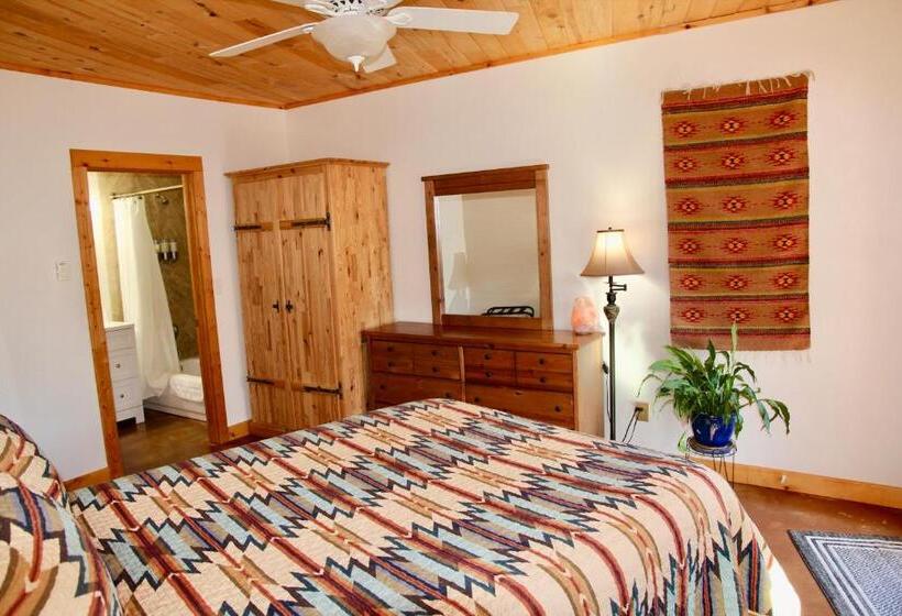 اتاق لوکس, Red Moon Lodge