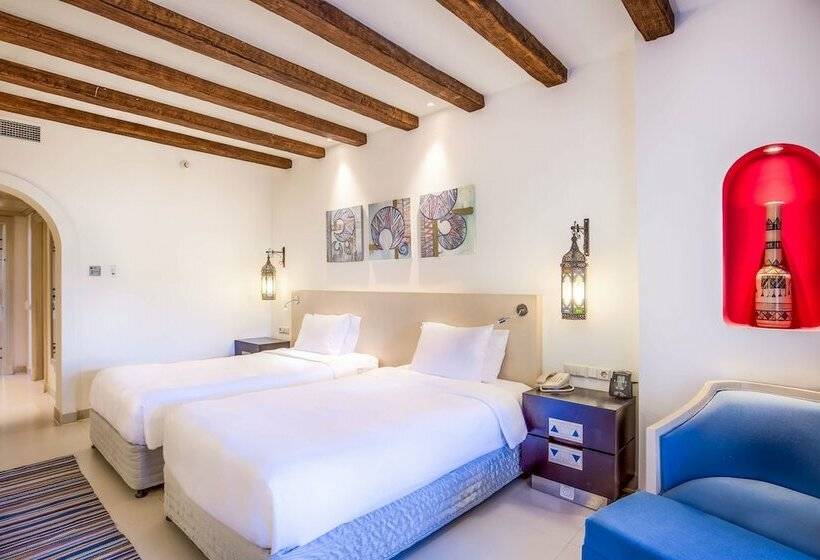 اتاق استاندارد با چشم‌انداز استخر, Hilton Marsa Alam Nubian Resort