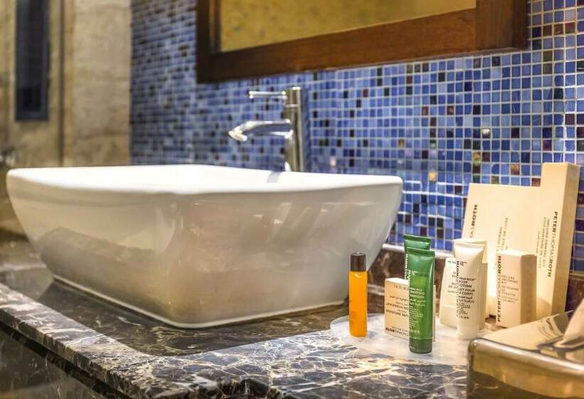 اتاق لوکس با تخت بزرگ, Hilton Marsa Alam Nubian Resort