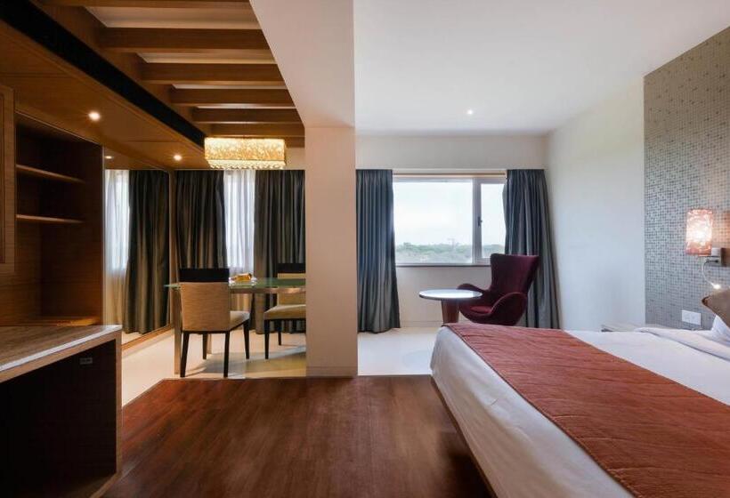 سوییت سوپریور, 7 Apple Hotel Pimpri Pune