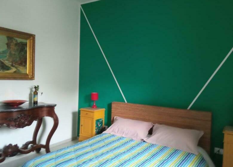 Quarto Estandar Cama King, Lemontree House Bacoli