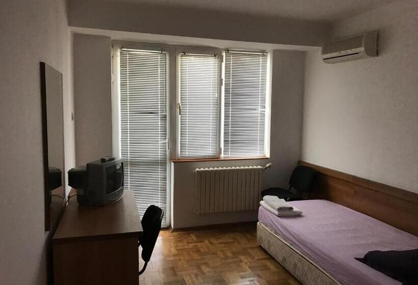 غرفة قياسية, Milena`s House