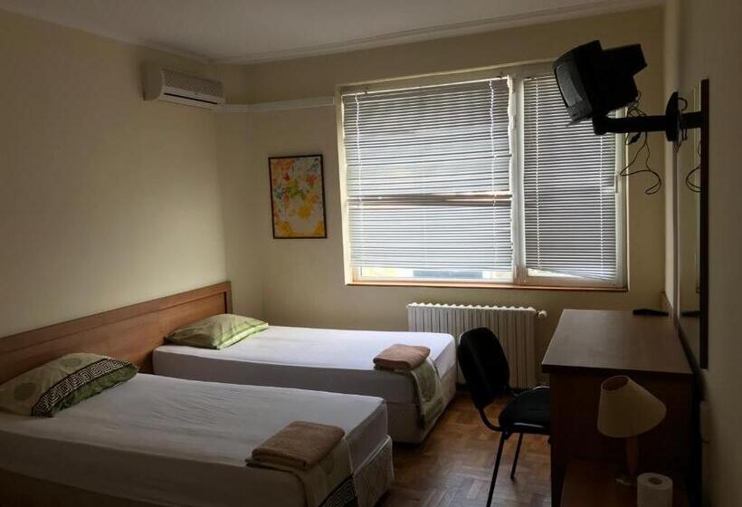 غرفة قياسية ثلاثية, Milena`s House