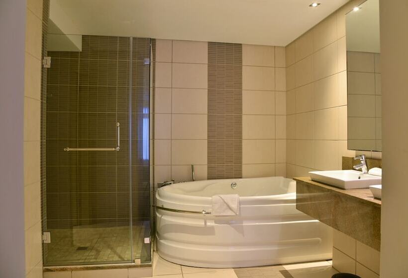 Люкс, Premier Hotel East London Icc