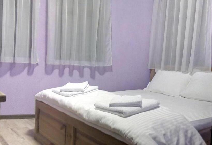 Четырехместный Номер Стандарт с Балконом, Guesthouse White Margarit