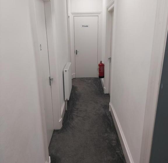 اتاق خانوادگی, Maze Serviced Apartment