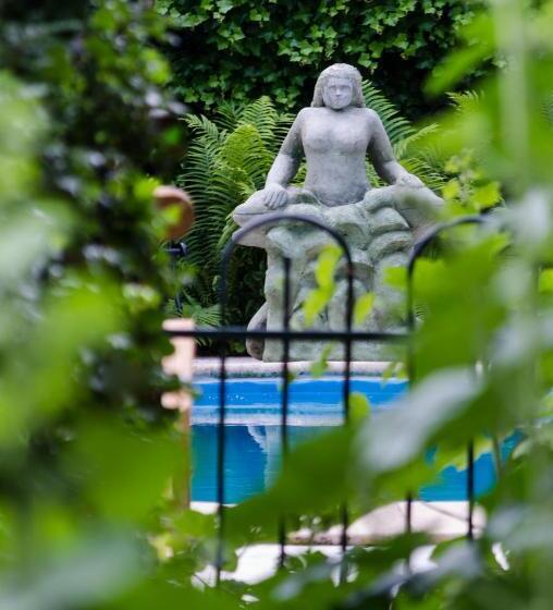 1间卧室的房子, The Pool House