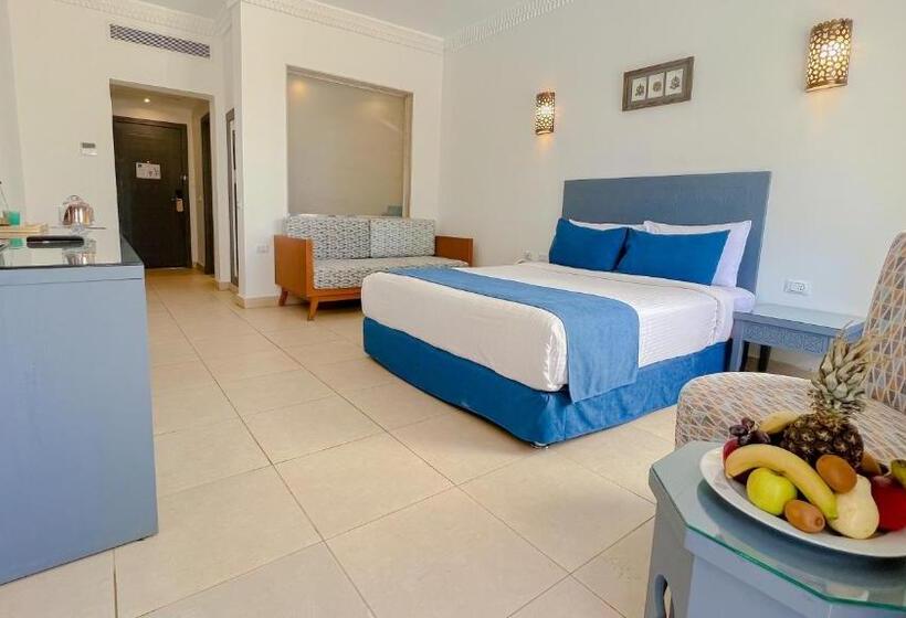 اتاق سوپریور با چشم‌انداز استخر, Club Reef Resort & Spa