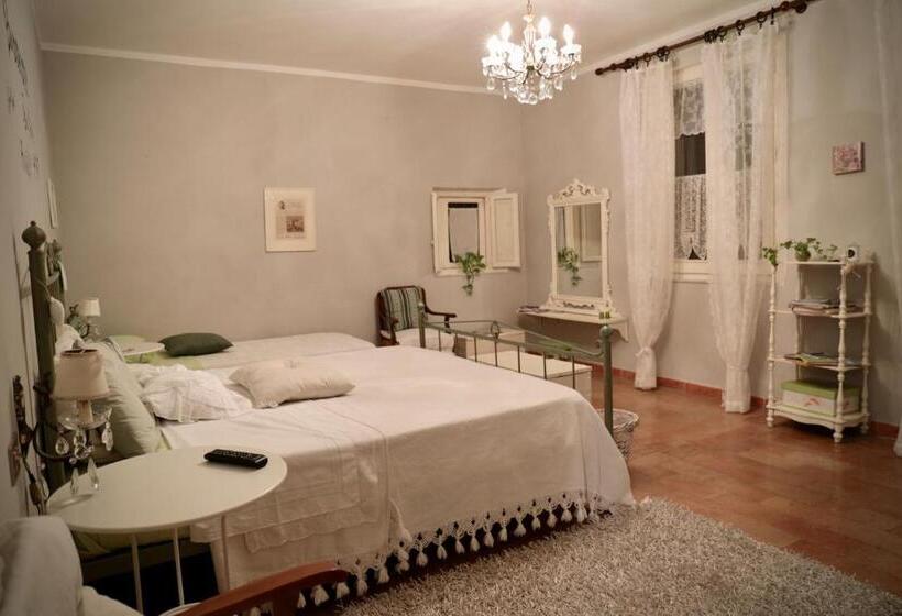 Quarto triplo standard com casa de banho exterior, La Pausetta