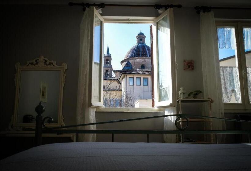 Quarto triplo standard com casa de banho exterior, La Pausetta