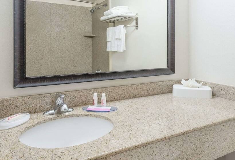 Номер Стандарт, Holiday Inn Express Hotel And Suites Jenks, An Ihg