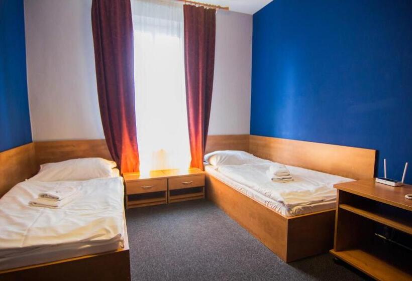 Family Suite, Hron
