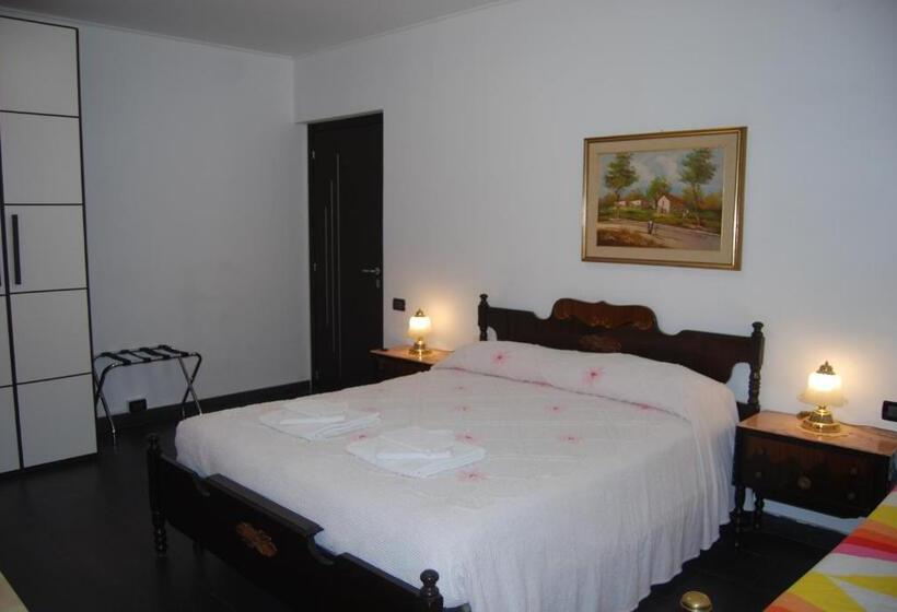 اتاق سه‌نفرۀ استاندارد با سرویس بهداشتی بیرون از اتاق, Casa Mama Guesthouse