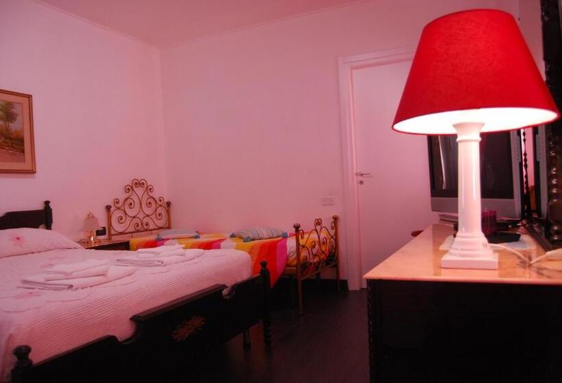 اتاق سه‌نفرۀ استاندارد با سرویس بهداشتی بیرون از اتاق, Casa Mama Guesthouse